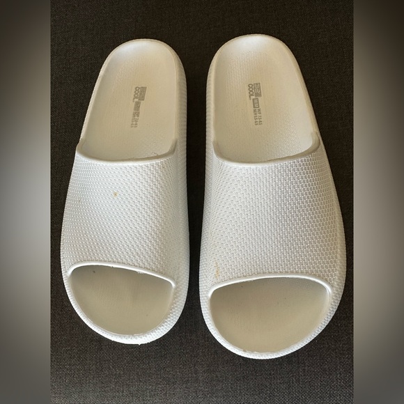 32 Degrees Cool White Sandals size Women’s 7.5/8.5 Men’s 5.5/6.5 - Picture 2 of 4